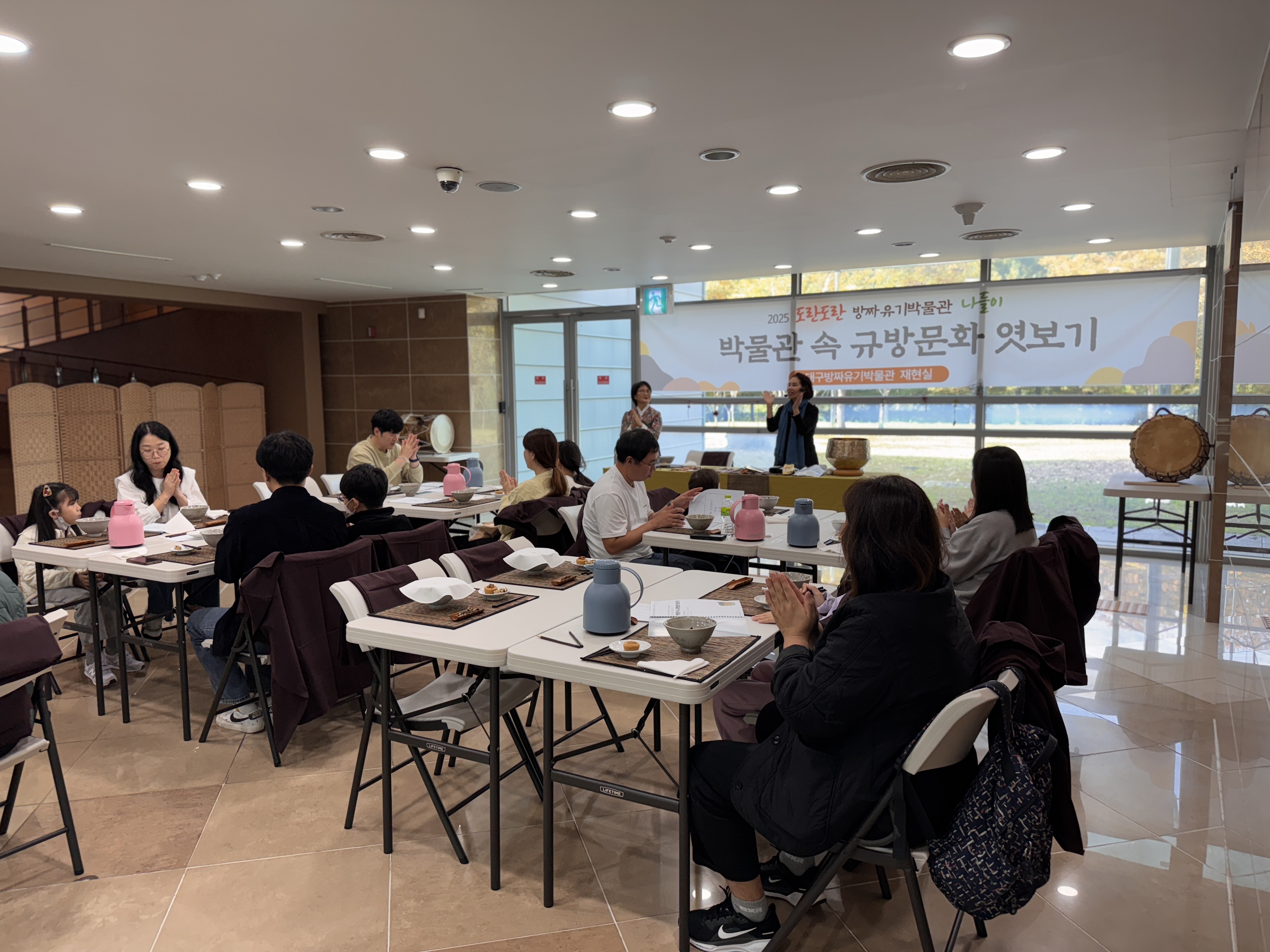 2025년 10월 도란도란 방짜유기박물관 나들이 <박물관 속 규방문화 엿보기> 이미지지첨부파일 251025_차한잔의_자리_그리고_몸과_마음.jpg